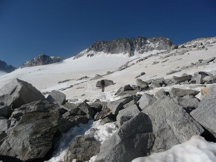 Aneto 027.jpg - Attention aux trous avec la neige sur la caillasse. On aperçoit sur ici le pic de coronas(à gauche) et le pic maudit( à droite )